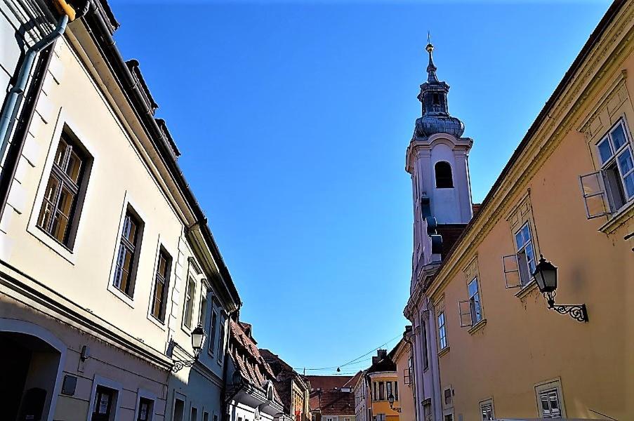 Downtown Apartments With Shared Kitchen Gyor Exterior photo