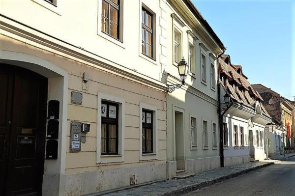 Downtown Apartments With Shared Kitchen Gyor Exterior photo